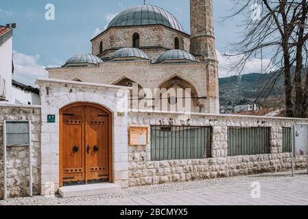 Sarajevo / Bosnie-Herzégovine - 04.03.2020: Portes fermées de la mosquée de Carsijska à Sarajevo en temps de prière de jumma en raison du coronavirus covid-19 Banque D'Images