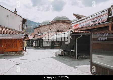 Sarajevo / Bosnie-Herzégovine - 04.03.2020: Portes fermées de la mosquée de Carsijska à Sarajevo en temps de prière de jumma en raison du coronavirus covid-19 Banque D'Images