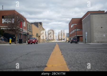 Une photo réalisée à partir de très bas, montre une rue déserte à Stratford, en Ontario. Banque D'Images