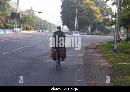 Kolkata, Inde. 4 avril 2020. Un homme monte sa bicyclette sur une route à Kolkata, en Inde, le 4 avril 2020. Le ministère fédéral de la santé de l'Inde a déclaré samedi soir que le bilan de décès de la COVID-19 dans le pays est passé à 75 et que le nombre total de cas confirmés a atteint 3 072. Crédit: Str/Xinhua/Alay Live News Banque D'Images