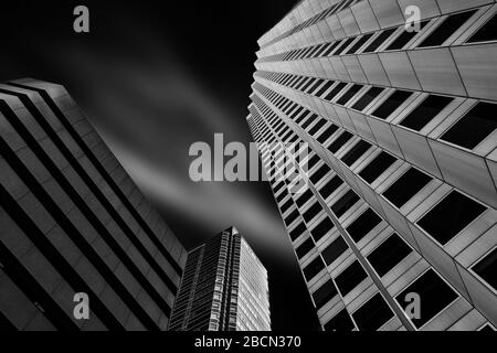 Bâtiments de la ville de Perth, Australie. Longue exposition en noir et blanc dans la journée montrant des nuages en mouvement. Recherche. Banque D'Images