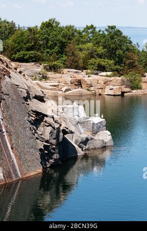 L'ancienne carrière de granit remplie d'eau au parc national de Halibut point à Rockport, Massachusetts, États-Unis. Banque D'Images