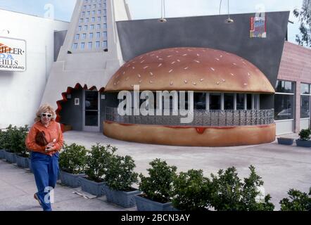 Restaurant en forme de hamburger avec une réplique de L.A. L'hôtel de ville a été appelé "le Burger qui a mangé L.A." et était situé sur Melrose Avenue dans l'ouest de Hollywood, ouvert en 1989 et apparu dans l'épisode pilote de la série télévisée, Melrose place. Banque D'Images