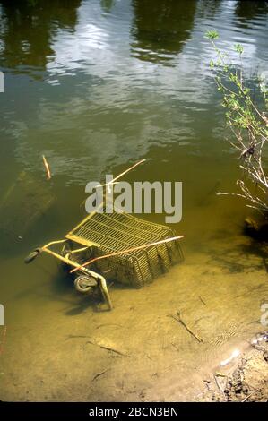 Panier immergé dans la rivière Los Angeles dans la vallée de San Fernando près de Glendale, Californie Banque D'Images