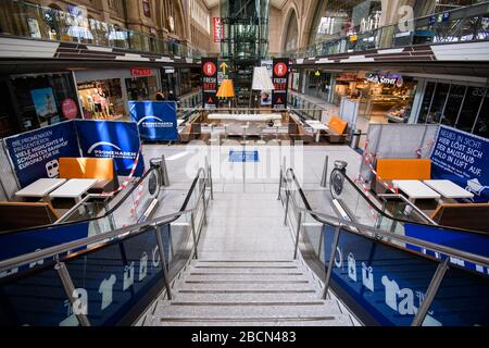 Leipzig, Allemagne. 4 avril 2020. Les sièges scellés sont visibles à la gare principale de Leipzig, en Allemagne de l'est, le 4 avril 2020. Plus de 89 300 cas de COVID-19 et au moins 1 250 décès ont été enregistrés samedi après-midi dans toute l'Allemagne, selon les évaluations de l'Agence allemande de presse (DPA) qui ont tenu compte des derniers chiffres de tous les États fédéraux. Crédit: Kevin Voigt/Xinhua/Alay Live News Banque D'Images