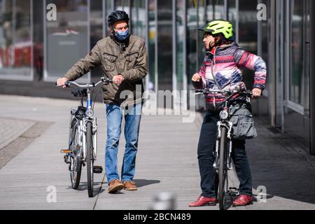 Leipzig, Allemagne. 4 avril 2020. Deux cyclistes parlent sur une route à Leipzig, en Allemagne de l'est, le 4 avril 2020. Plus de 89 300 cas de COVID-19 et au moins 1 250 décès ont été enregistrés samedi après-midi dans toute l'Allemagne, selon les évaluations de l'Agence allemande de presse (DPA) qui ont tenu compte des derniers chiffres de tous les États fédéraux. Crédit: Kevin Voigt/Xinhua/Alay Live News Banque D'Images