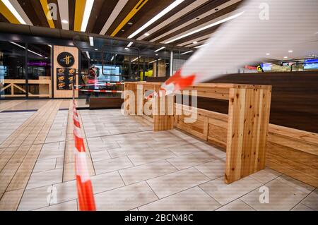 Leipzig, Allemagne. 4 avril 2020. Des sièges scellés sont visibles à la gare principale de Leipzig, en Allemagne de l'est, le 4 avril 2020. Plus de 89 300 cas de COVID-19 et au moins 1 250 décès ont été enregistrés samedi après-midi dans toute l'Allemagne, selon les évaluations de l'Agence allemande de presse (DPA) qui ont tenu compte des derniers chiffres de tous les États fédéraux. Crédit: Kevin Voigt/Xinhua/Alay Live News Banque D'Images