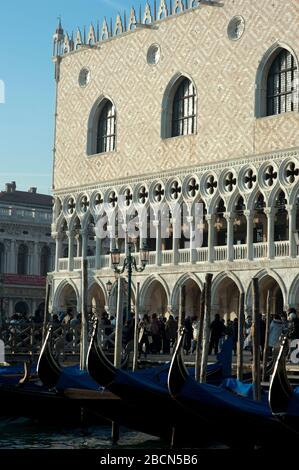 Gondoles à l'extérieur du Palais des Doges sur la place Saint-Marc depuis le canal, Venise, Italie Banque D'Images