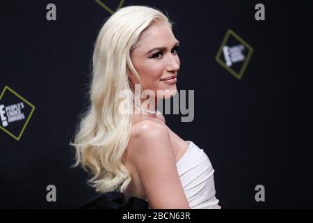 (DOSSIER) les dates de résidence de Gwen Stefani à Las Vegas pour mai sont annulées en raison de la pandémie de Coronavirus COVID-19. Gwen Stefani a annoncé que tous ses concerts "Just a Girl" prévus pour mai 2020 ont été annulés en raison de la crise sanitaire. SANTA MONICA, LOS ANGELES, CALIFORNIE, États-Unis - 10 NOVEMBRE: La chanteuse Gwen Stefani portant Vera Wang arrive à l'2019 E! People's Choice Awards, qui a eu lieu à Barker Hangar le 10 novembre 2019 à Santa Monica, Los Angeles, Californie, États-Unis. (Photo de Xavier Collin/image Press Agency) Banque D'Images