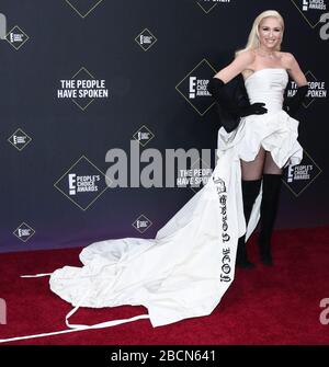 (DOSSIER) les dates de résidence de Gwen Stefani à Las Vegas pour mai sont annulées en raison de la pandémie de Coronavirus COVID-19. Gwen Stefani a annoncé que tous ses concerts "Just a Girl" prévus pour mai 2020 ont été annulés en raison de la crise sanitaire. SANTA MONICA, LOS ANGELES, CALIFORNIE, États-Unis - 10 NOVEMBRE: La chanteuse Gwen Stefani portant Vera Wang arrive à l'2019 E! People's Choice Awards, qui a eu lieu à Barker Hangar le 10 novembre 2019 à Santa Monica, Los Angeles, Californie, États-Unis. (Photo de Xavier Collin/image Press Agency) Banque D'Images