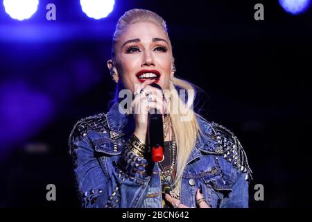 (DOSSIER) les dates de résidence de Gwen Stefani à Las Vegas pour mai sont annulées en raison de la pandémie de Coronavirus COVID-19. Gwen Stefani a annoncé que tous ses concerts "Just a Girl" prévus pour mai 2020 ont été annulés en raison de la crise sanitaire. CALABASAS, LOS ANGELES, CALIFORNIE, États-Unis - DÉCEMBRE 02: La chanteuse Gwen Stefani se produit en scène au concert One Love Malibu Festival Benefit pour Woolsey Fire Recovery qui s'est tenu au King Gillette Ranch le 2 décembre 2018 à Calabasas, Los Angeles, Californie, États-Unis. (Photo de Xavier Collin/image Press Agency) Banque D'Images