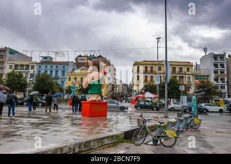 Big Puppets décorant les rues de la ville de Patras pour le célèbre Carnaval de Patras, le plus grand événement de son genre en Grèce et l'un des plus grands de l'UE Banque D'Images