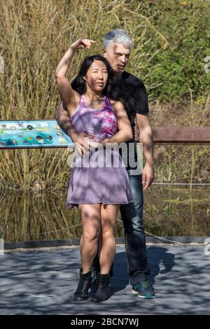 Londres, Royaume-Uni. 04 avril 2020. Un couple profite de la belle météo et pratiquer la danse Salsa au parc de l'abbaye de Lesnes au milieu de l'éclosion de Coronavirus (Covid-19). Crédit: SOPA Images Limited/Alay Live News Banque D'Images