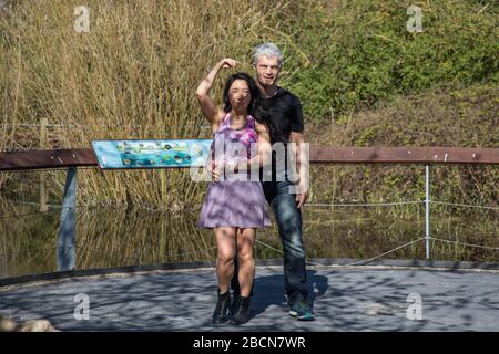 Londres, Royaume-Uni. 04 avril 2020. Un couple profite de la belle météo et pratiquer la danse Salsa au parc de l'abbaye de Lesnes au milieu de l'éclosion de Coronavirus (Covid-19). Crédit: SOPA Images Limited/Alay Live News Banque D'Images