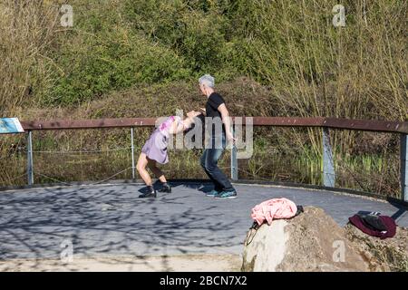 Londres, Royaume-Uni. 04 avril 2020. Un couple profite de la belle météo et pratiquer la danse Salsa au parc de l'abbaye de Lesnes au milieu de l'éclosion de Coronavirus (Covid-19). Crédit: SOPA Images Limited/Alay Live News Banque D'Images