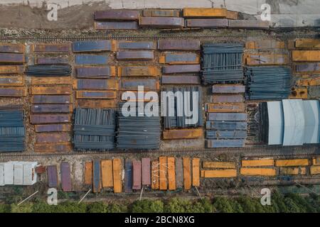 vue aérienne des plaques d'acier et des profils métalliques stockés dans une usine Banque D'Images