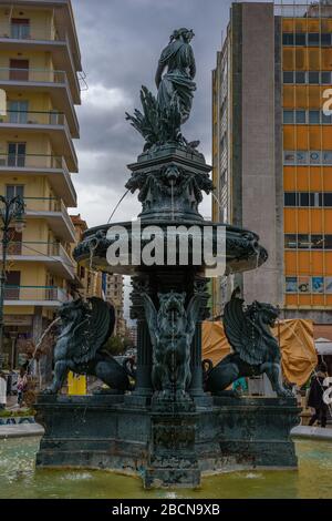 La fontaine de la place Georgiou dans la ville de Patras. La Nymph sur le dessus a plusieurs symbolismes. Il symbolise la jeunesse, circulant dans les forêts Banque D'Images