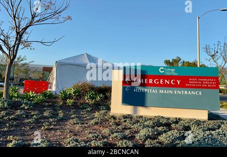 Santa Barbara, Californie, États-Unis. 30 mars 2020. Salle d'urgence et entrée de l'hôpital se connecter en premier plan; tente pour les tests Covid-19 en arrière-plan. Crédit: Amy Katz/ZUMA Wire/Alay Live News Banque D'Images