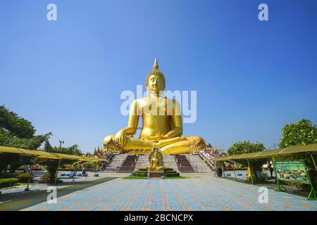 ANG Thong, Thaïlande - 17 novembre 2019 : la plus grande statue de Bouddha au monde à Wat Muang, province d'Ang Thong, Thaïlande. Banque D'Images