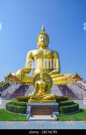 ANG Thong, Thaïlande - 17 novembre 2019 : la plus grande statue de Bouddha au monde à Wat Muang, province d'Ang Thong, Thaïlande. Banque D'Images