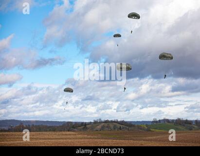 Les parachutistes de l'armée américaine affectés au Commandement des opérations spéciales en Europe ainsi que les soldats allemands se guident vers une zone de chute désignée en Allemagne le 11 mars 2020. Les sauts mensuels à la SOCEUR sont conçus pour évaluer la disponibilité des parachutistes, maintenir la monnaie et promouvoir l'interopérabilité avec les alliés et les pays partenaires participants. (ÉTATS-UNIS Photo de l'armée par Sgt. Monique O’Neill) Banque D'Images