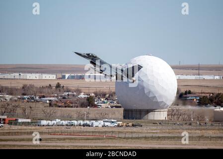 Un avion F-16 Fighting Falcon du 120ème Escadron de chasse, piloté par le capitaine Phillip Butler, effectue une manœuvre de vol par vol sur la piste après avoir été renvoyé d'une course d'alerte pratique destinée à améliorer la formation de compétence des pilotes et de l'équipage de l'unité à la base aérienne Buckley, Colo, 31 mars 2020. Bien que de nombreux membres de la 140ème Escadre, la Garde nationale de l'air du Colorado, soient actuellement sous ordre de rester à domicile en raison du virus de la VID19, il y a encore un certain nombre d'employés essentiels qui font la mission pendant cette période sans précédent dans l'histoire de notre pays. (ÉTATS-UNIS A Banque D'Images