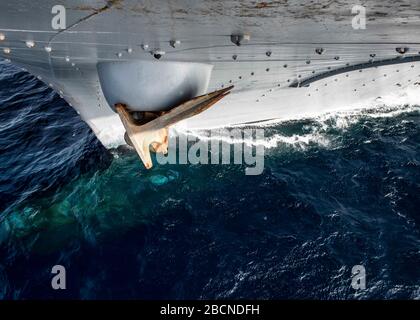 200204-N-ZG607-1027 OCÉAN ATLANTIQUE (FÉV 4, 2020) une vue de l'ancre de port du prévisionniste à bord du navire d'assaut amphibie de la classe Wasp USS Iwo Jima (LHD 7) le 4 février 2020. Iwo Jima est en cours de réalisation d'essais maritimes de type Command dans l'océan Atlantique. (ÉTATS-UNIS Photo de la Marine par Mass Communication Specialist 3ème classe Dominick A. Cresignifient/ libéré) Banque D'Images