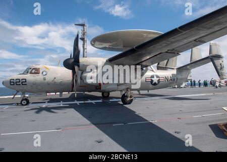 Un Hawkeye avancé E-2 C, attaché aux « Grayhawks » du Carrier Airborne Early Warning Squadron (VAW) 120, part du pont de vol USS Gerald R. Ford (CVN 78) pendant les opérations de vol le 30 mars 2020. Ford est en cours dans l'océan Atlantique en menant des qualifications de transporteur. (ÉTATS-UNIS Photo marine par Mass Communication Specialist Seaman Apprentice Conner Foy) Banque D'Images