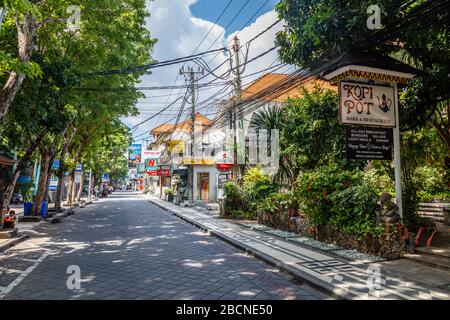 Avril 05, 2020. Rues vides de Bali. Pas de touristes en raison du virus COVID-19. Jalan Legian, Kuta, Bali zone touristique populaire. Indonésie. Banque D'Images