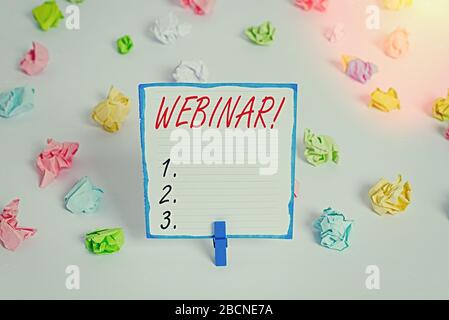 La main conceptuel montrant Webinaire. Sens Concept séminaire ou d'autres types de présentation qui a lieu sur Internet vide de papier froissé de couleur Banque D'Images