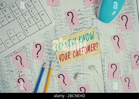 Notez par écrit que vous connaissez votre question client. Concept d'affaires pour le service identifier les clients avec les outils de rédaction d'informations pertinents et le scr Banque D'Images