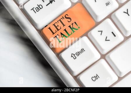 Écriture conceptuelle de la main montrant let'is Talk. Concept signifiant suggérant au début d'une conversation sur le sujet Banque D'Images