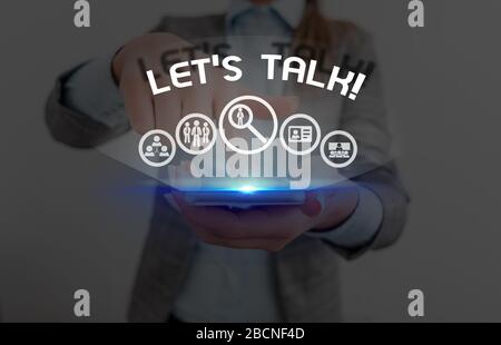 Écriture conceptuelle de la main montrant let'is Talk. Concept signifiant suggérant au début d'une conversation sur le sujet Banque D'Images