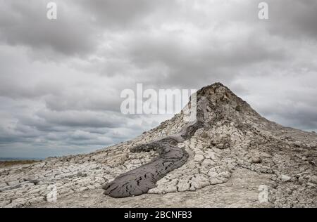 Attraction touristique des volcans de boue de Bakou en journée nuageux. Bakou, Azerbaïdjan. Banque D'Images