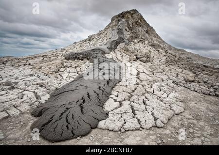 Attraction touristique des volcans de boue de Bakou en journée nuageux. Bakou, Azerbaïdjan. Banque D'Images