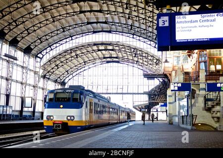 Beijing, Pays-Bas. 21 mars 2020. La photo prise le 21 mars 2020 montre une gare qui fonctionne avec un calendrier spécial en raison de l'éclosion de coronavirus à Haarlem, aux Pays-Bas, le 21 mars 2020. ALLER AVEC XINHUA TITRES DU 5 AVRIL 2020 crédit: Sylvia Lederer/Xinhua/Alay Live News Banque D'Images