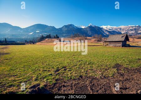 Paysage alpin au début du printemps, une journée ensoleillée Banque D'Images