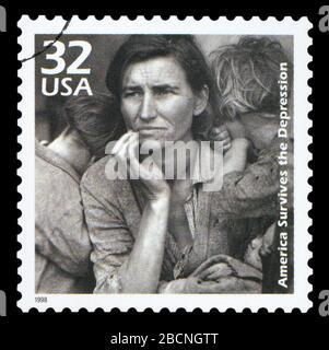 États-unis D'AMÉRIQUE - circa 1998 : un timbre-poste imprimé aux Etats-Unis montrant une image d'une mère avec ses enfants durant la Grande Dépression, cria Banque D'Images