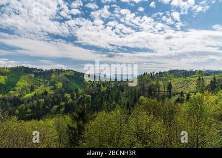 Vue depuis la tour de belvédère de Kabatice au-dessus du village de Chlebovice, près de la ville de Frydek-Mistek en république tchèque Banque D'Images