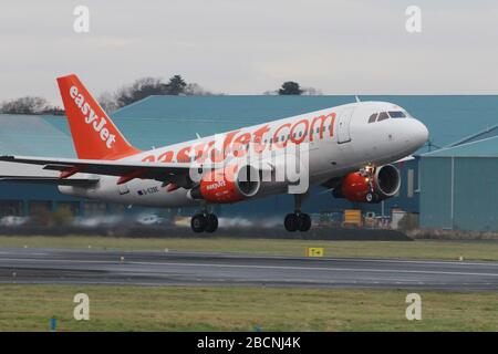 G-EZBE, un Airbus A 319-111 exploité par la compagnie aérienne économique Easyjet, lors de vols de formation à l'aéroport international de Prestwick à Ayrshire. Banque D'Images