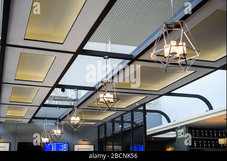 Plafonnier moderne à cadre en fil noir ampoules d'éclairage intérieur de style vintage décoration contemporaine. Banque D'Images