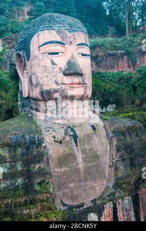 Les 71m de hauteur Grand Bouddha à Leshan, province du Sichuan, Chine. Banque D'Images