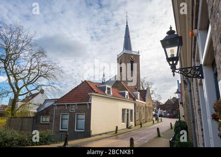 Vieille église et vue sur la rue de la petite ville de Moordrecht, Pays-Bas Banque D'Images