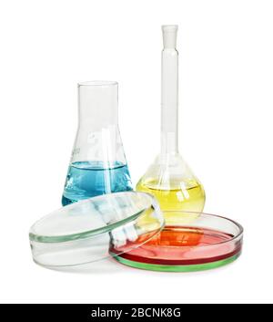 Divers articles de verrerie de laboratoire avec solutions colorées isolées sur un fond blanc Banque D'Images