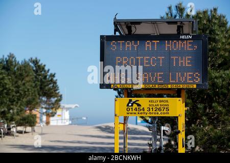 Sandbanks, Poole, Royaume-Uni. 4 avril 2020. La majorité des gens ont tenu compte des avertissements de rester loin des plages et des bancs de Sandbanks le long de la côte de Poole et de Bournemouth pendant la période de verrouillage pandémique de COVID-19 Coronavirus. Les responsables du conseil et la police de Dorset craignaient que le temps chaud et ensoleillé ne tente les gens de se rendre à la plage. Tous les parkings du bord de mer ont été fermés et les policiers ont patrouillé la zone pour conseiller et renforcer les directives pour l'exercice autorisé et la distanciation sociale. Crédit: Richard Crease/Alay Live News Banque D'Images