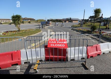 Sandbanks, Poole, Royaume-Uni. 4 avril 2020. La majorité des gens ont tenu compte des avertissements de rester loin des plages et des bancs de Sandbanks le long de la côte de Poole et de Bournemouth pendant la période de verrouillage pandémique de COVID-19 Coronavirus. Les responsables du conseil et la police de Dorset craignaient que le temps chaud et ensoleillé ne tente les gens de se rendre à la plage. Tous les parkings du bord de mer ont été fermés et les policiers ont patrouillé la zone pour conseiller et renforcer les directives pour l'exercice autorisé et la distanciation sociale. Crédit: Richard Crease/Alay Live News Banque D'Images