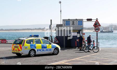 Sandbanks, Poole, Royaume-Uni. 4 avril 2020. La majorité des gens ont tenu compte des avertissements de rester loin des plages et des bancs de Sandbanks le long de la côte de Poole et de Bournemouth pendant la période de verrouillage pandémique de COVID-19 Coronavirus. Les responsables du conseil et la police de Dorset craignaient que le temps chaud et ensoleillé ne tente les gens de se rendre à la plage. Tous les parkings du bord de mer ont été fermés et les policiers ont patrouillé la zone pour conseiller et renforcer les directives pour l'exercice autorisé et la distanciation sociale. Crédit: Richard Crease/Alay Live News Banque D'Images