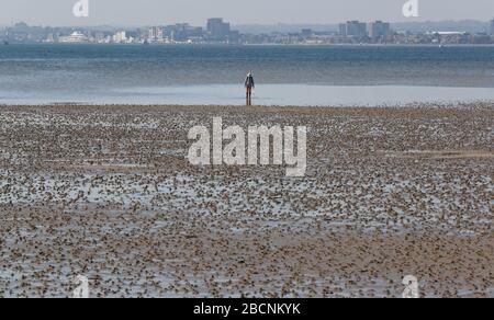 Sandbanks, Poole, Royaume-Uni. 4 avril 2020. La majorité des gens ont pris connaissance des avertissements de rester loin des plages et des bancs de Sandbanks le long de la côte de Poole et de Bournemouth à Dorset pendant la période de verrouillage pandémique de COVID-19 Coronavirus. Les responsables du conseil et la police de Dorset craignaient que le temps chaud et ensoleillé ne tente les gens de se rendre à la plage. Certains ont profité du temps pour faire leur exercice, mais les directives de distanciation sociale semblaient être suivies. Crédit: Richard Crease/Alay Live News Banque D'Images