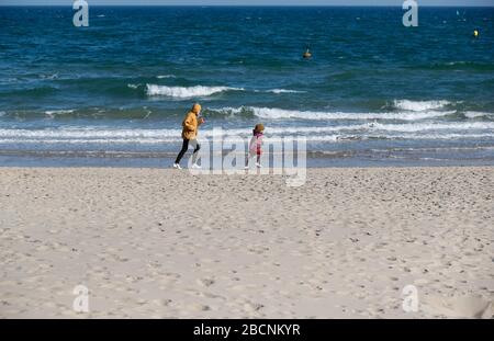 Sandbanks, Poole, Royaume-Uni. 4 avril 2020. La majorité des gens ont pris connaissance des avertissements de rester loin des plages et des bancs de Sandbanks le long de la côte de Poole et de Bournemouth à Dorset pendant la période de verrouillage pandémique de COVID-19 Coronavirus. Les responsables du conseil et la police de Dorset craignaient que le temps chaud et ensoleillé ne tente les gens de se rendre à la plage. Certains ont profité du temps pour faire leur exercice, mais les directives de distanciation sociale semblaient être suivies. Crédit: Richard Crease/Alay Live News Banque D'Images