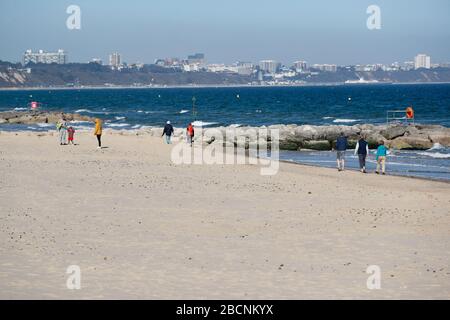 Sandbanks, Poole, Royaume-Uni. 4 avril 2020. La majorité des gens ont pris connaissance des avertissements de rester loin des plages et des bancs de Sandbanks le long de la côte de Poole et de Bournemouth à Dorset pendant la période de verrouillage pandémique de COVID-19 Coronavirus. Les responsables du conseil et la police de Dorset craignaient que le temps chaud et ensoleillé ne tente les gens de se rendre à la plage. Certains ont profité du temps pour faire leur exercice, mais les directives de distanciation sociale semblaient être suivies. Crédit: Richard Crease/Alay Live News Banque D'Images